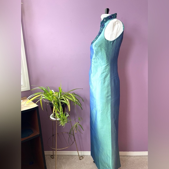 Vintage Iridescent light blue sleeveless keyhole qipao with back slit - Picture 2 of 11